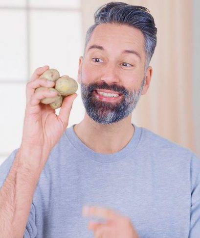 Tim Feldner mit Kartoffeln in der Hand
